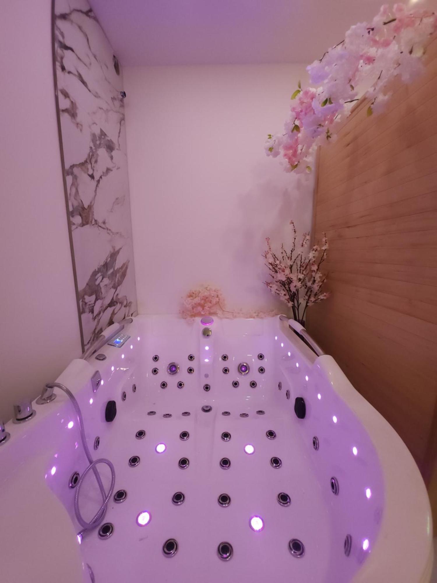 New In Gdansk! Red Room In The Heart Of Gdansk - Bdsm - With A Luxury Jacuzzi And Access To A Sauna 외부 사진